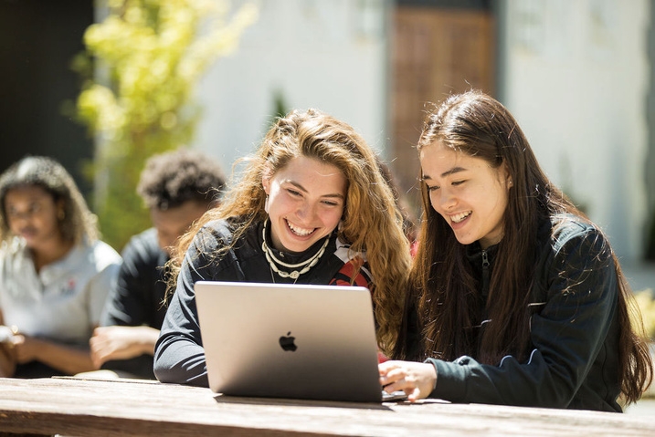 Students studying at SMOA